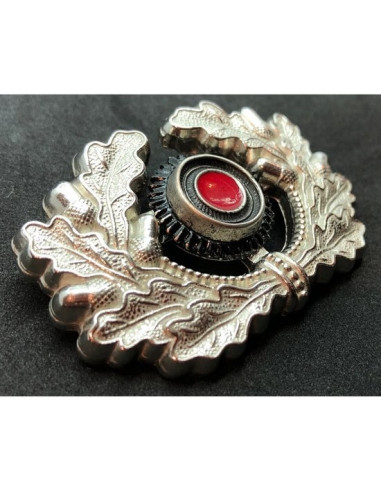  Oak leaves wreath cap badge 