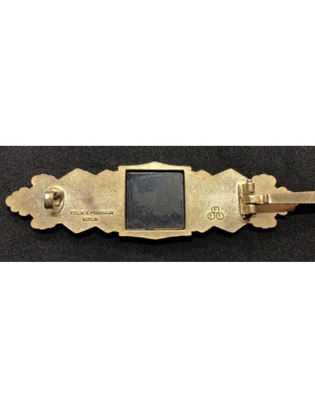 Close combat clasp gold