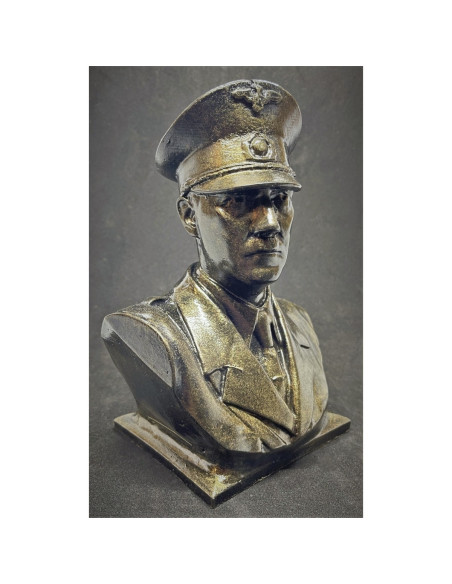 Statue d'Adolf Hitler en uniforme