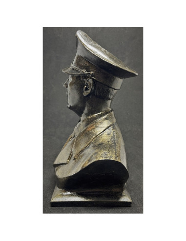 Statue d'Adolf Hitler en uniforme